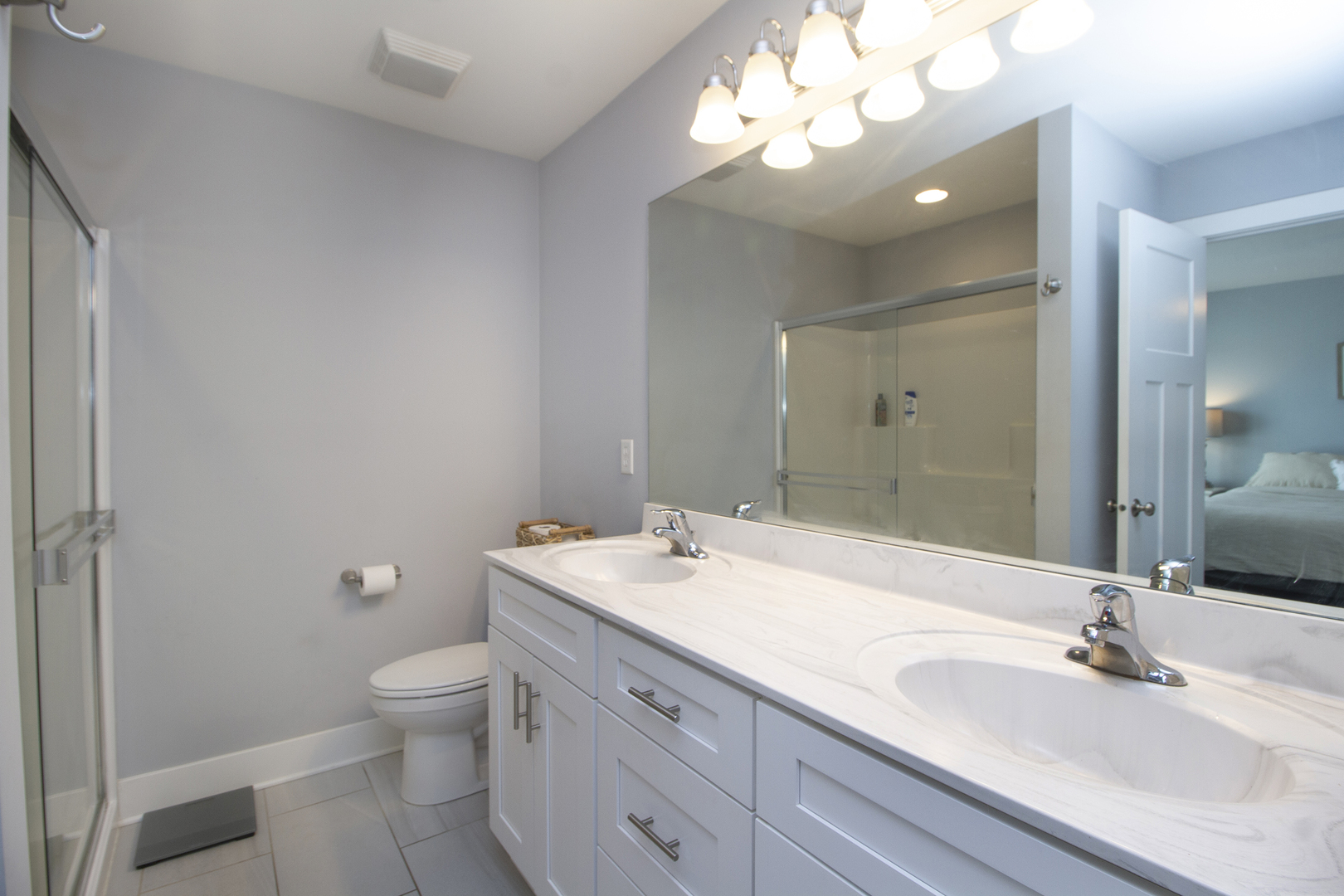 6104 Park View Drive Bourbonnais, IL 60914 - Photo 18 of 31 a bathroom with a toilet a sink and a mirror