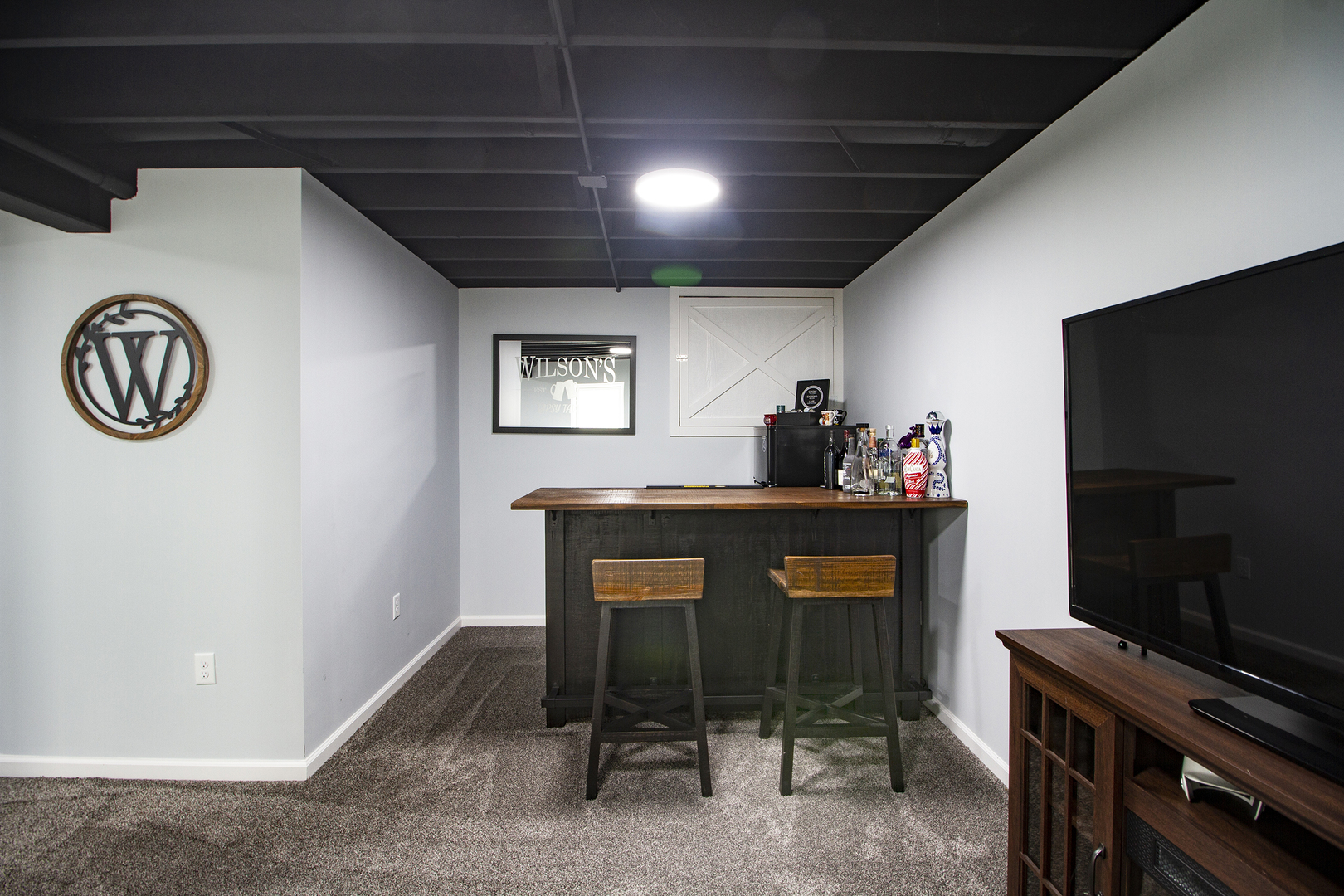 6104 Park View Drive Bourbonnais, IL 60914 - Photo 24 of 31 a room with furniture and a flat screen tv