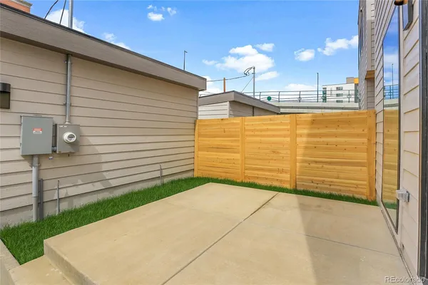 a view of backyard with pathway