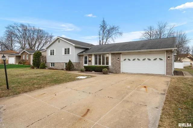 $345,000 | 409 Briarbrook Drive, East Peoria, IL 61611