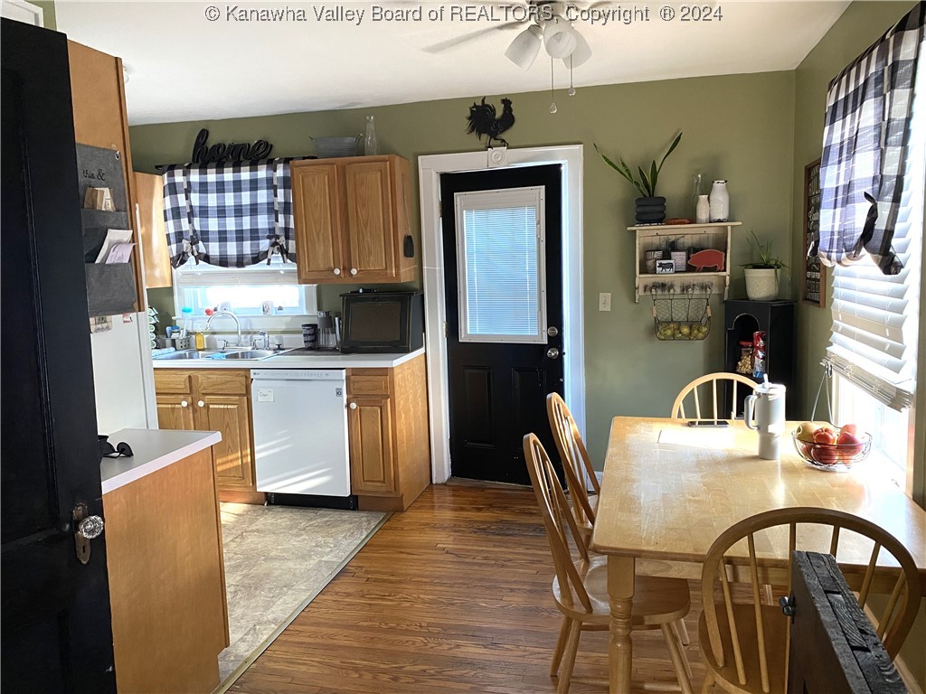 119 English Road Point Pleasant, WV 25550 - Photo 8 of 22 Dining area