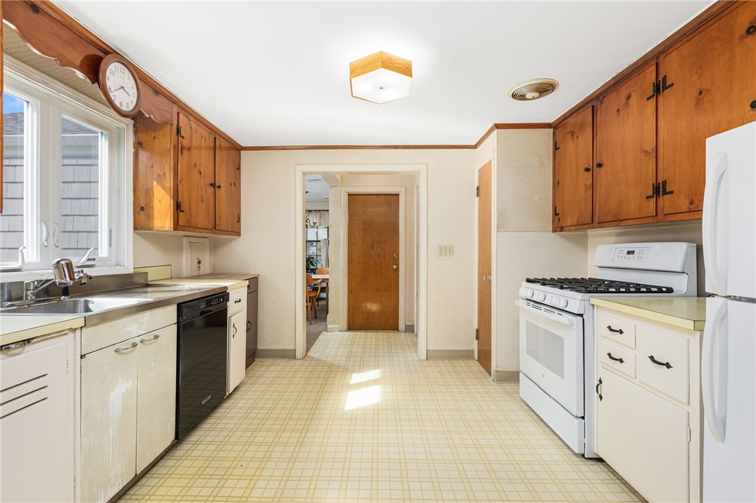 169 Lansdowne Road Warwick, RI 02888 - Photo 9 of 30 Kitchen