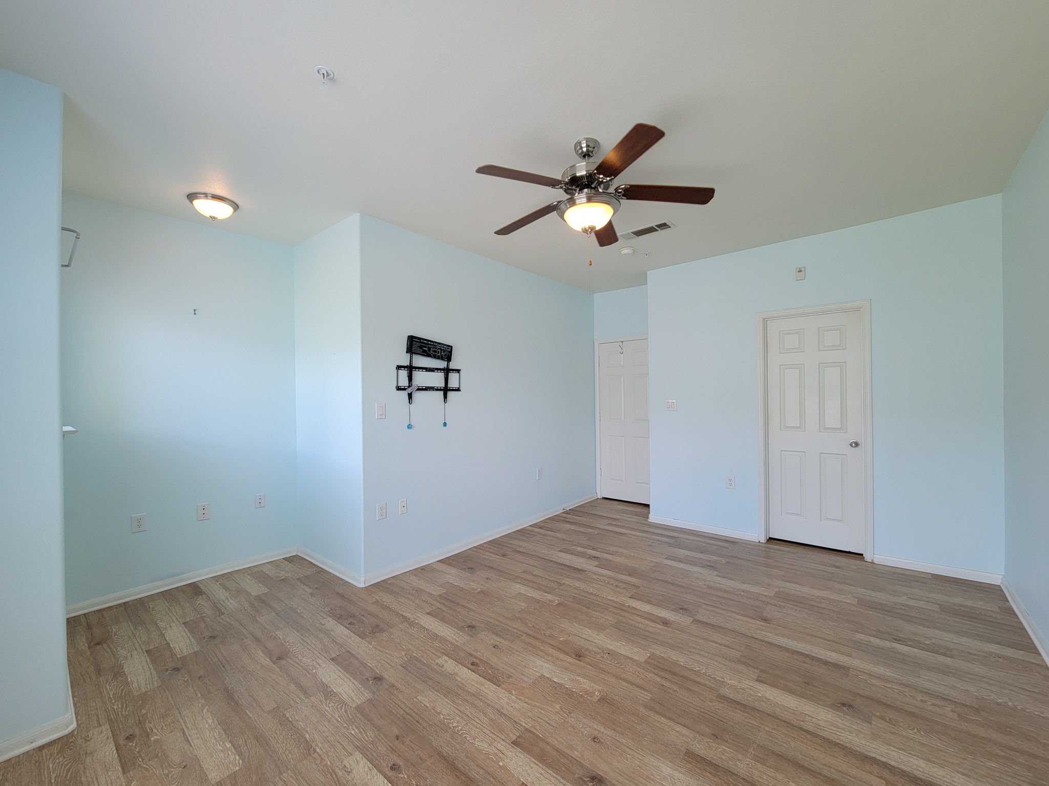 9200 Westheimer Road, Unit 305 Houston, TX 77063 - Photo 21 of 32 a view of empty room with wooden floor