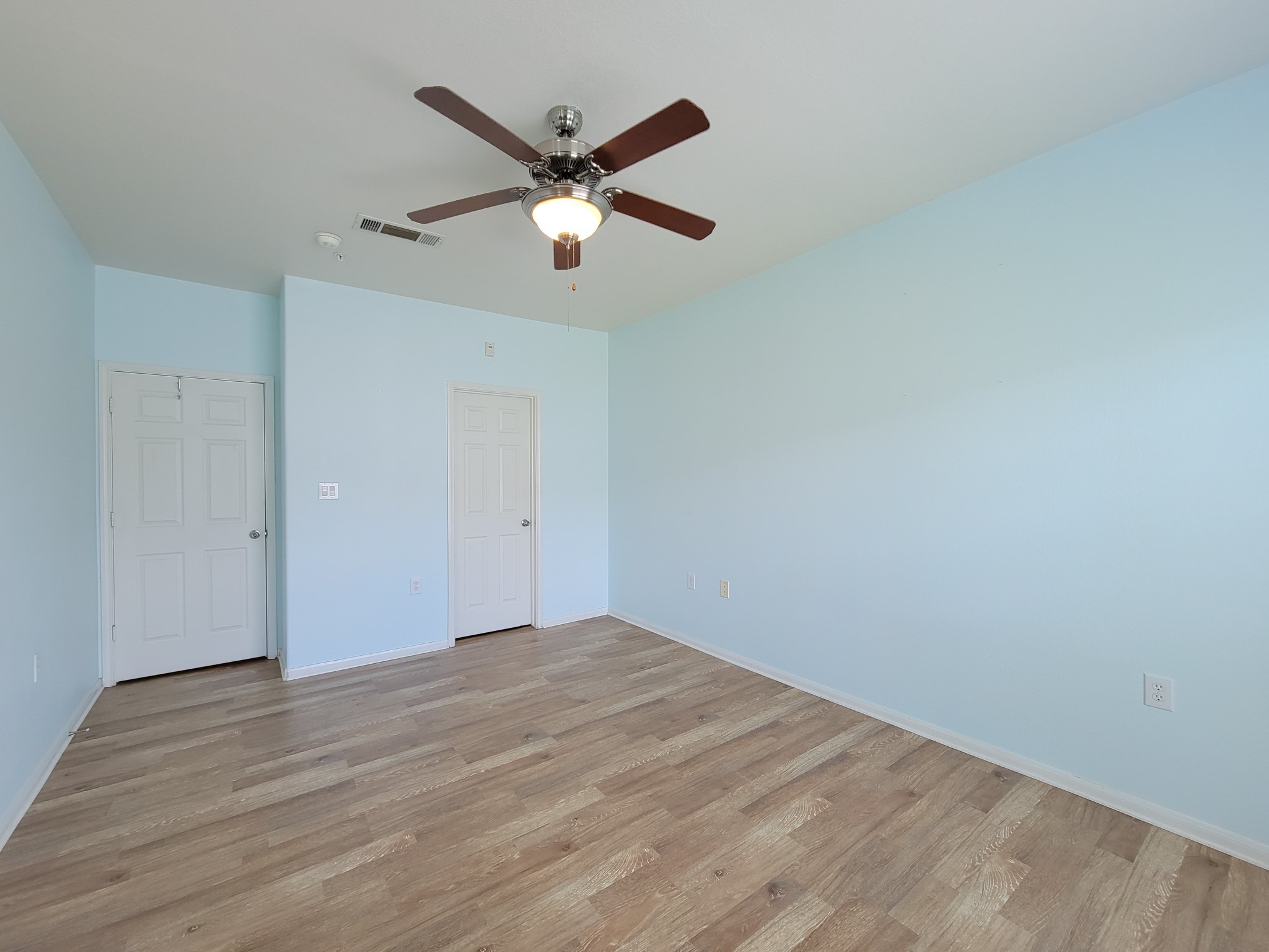 9200 Westheimer Road, Unit 305 Houston, TX 77063 - Photo 22 of 32 a view of a big room with wooden floor and a ceiling fan