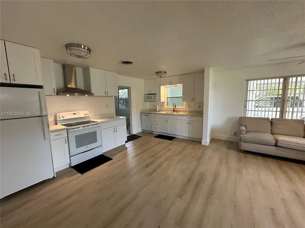 $2,990 | 201 East 28th Street, Riviera Beach, FL 33404