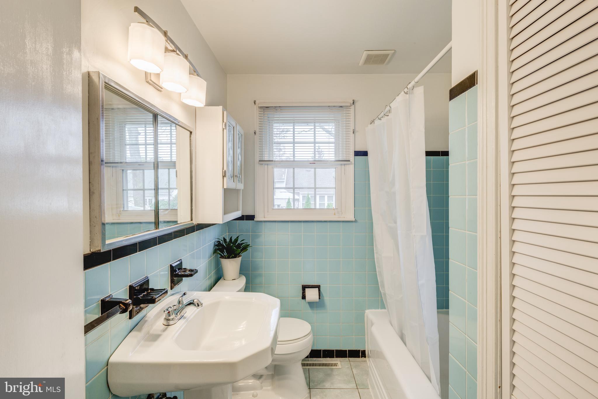 214 North Brookfield Road Cherry Hill, NJ 08034 - Photo 18 of 25 Main full bath with linen closet