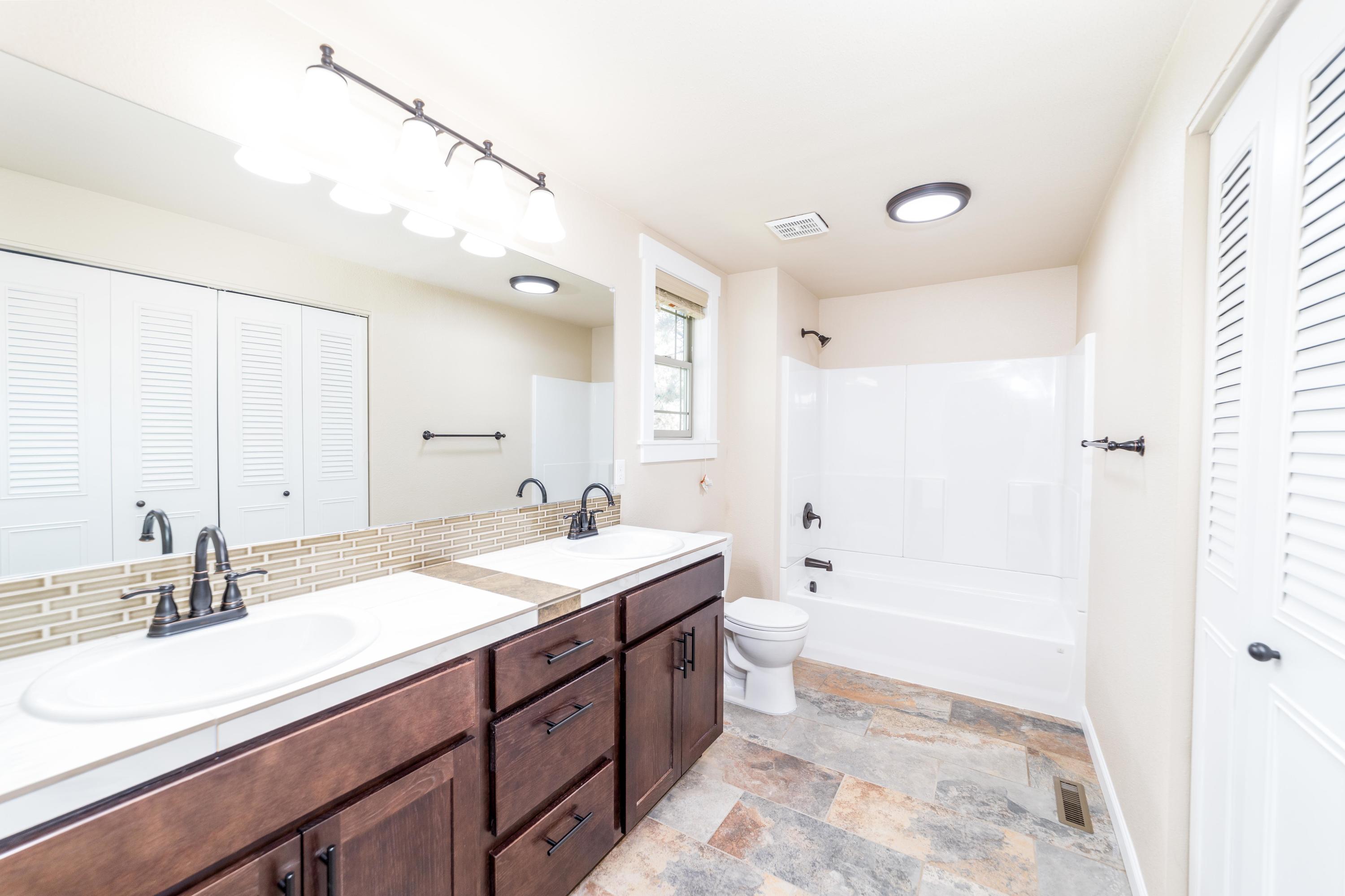 580 Southeast Craven Road Bend, OR 97702 - Photo 14 of 18 Master bath