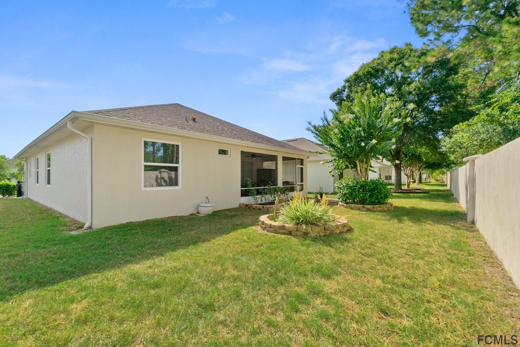 16 Raintree Circle Palm Coast, FL 32164 - Photo 41 of 45 a backyard of a house with table and chairs