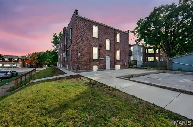 $1,350 | 5803 South Kings Highway Boulevard, Unit 2N, St. Louis, MO 63109