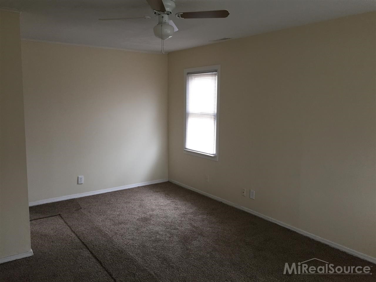 25617 Hayes Road Warren, MI 48089 - Photo 5 of 11 31223536-4.JPG