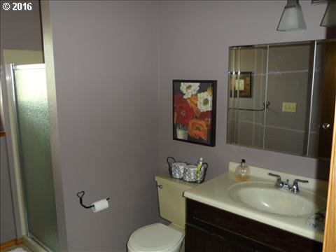 345 Southwest Martin Road White Salmon, WA 98672 - Photo 20 of 26 Bathroom