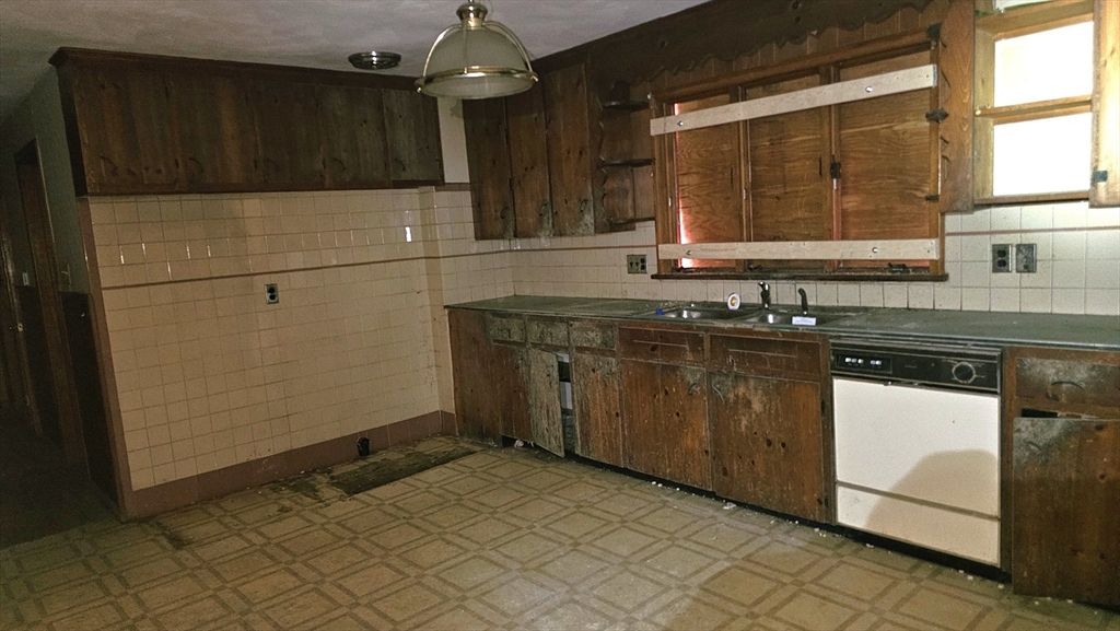 181 Freeman Terrace Springfield, MA 01104 - Photo 11 of 24