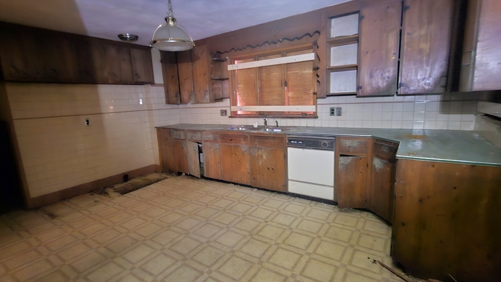 181 Freeman Terrace Springfield, MA 01104 - Photo 12 of 24