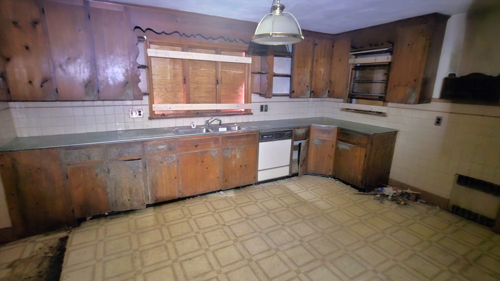 181 Freeman Terrace Springfield, MA 01104 - Photo 13 of 24