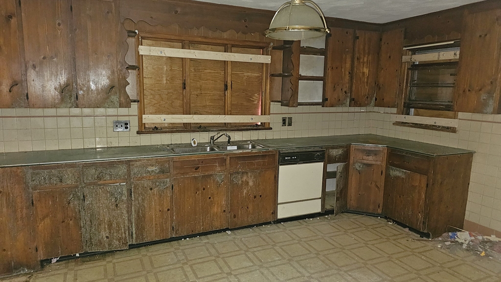 181 Freeman Terrace Springfield, MA 01104 - Photo 14 of 24