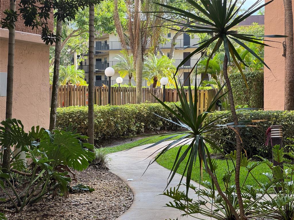 6800 Cypress Road, Unit 102 Plantation, FL 33317 - Photo 28 of 29 a view of a backyard
