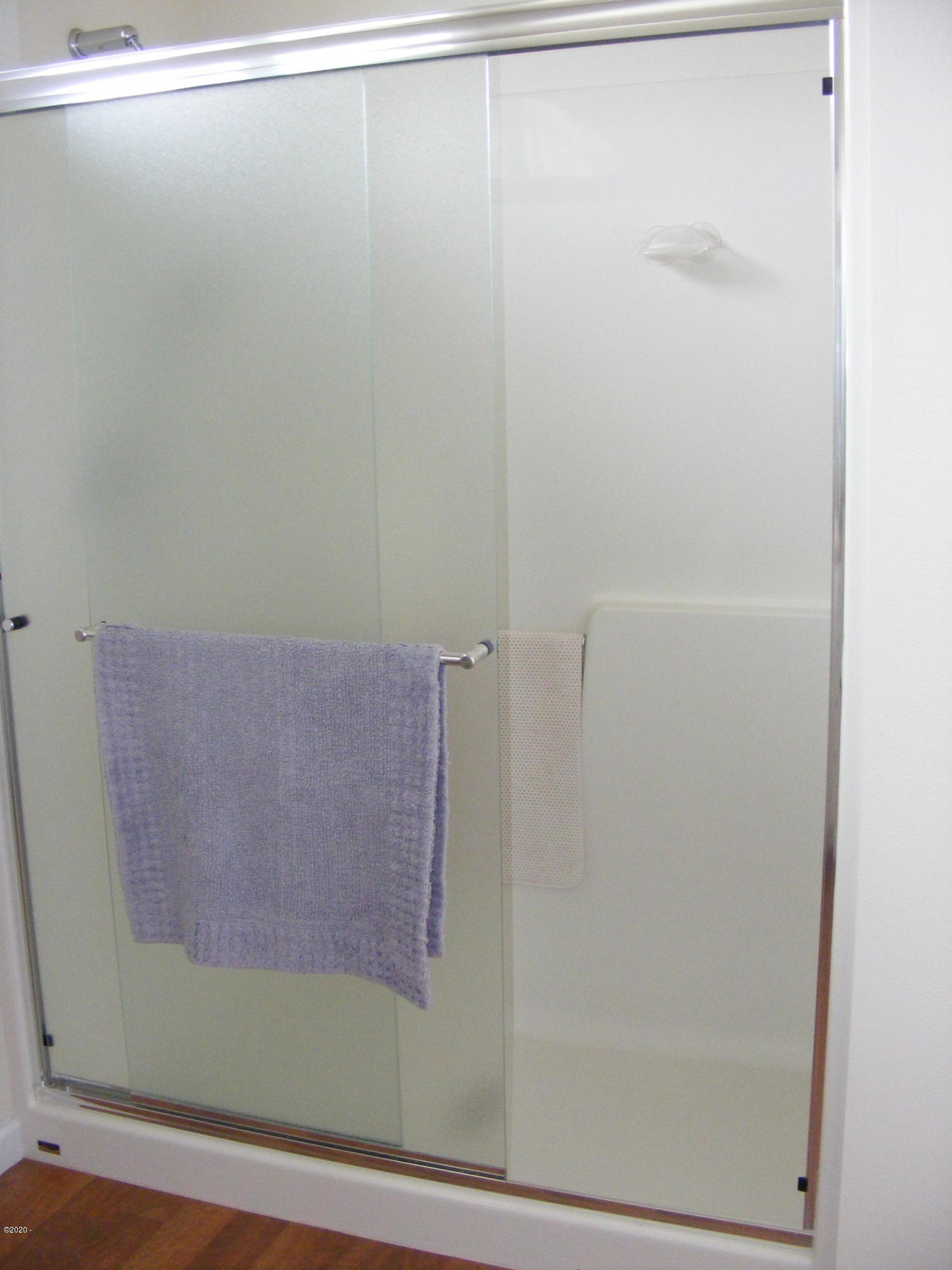 415 Northwest 19th Street Newport, OR 97365 - Photo 29 of 40 Main bath