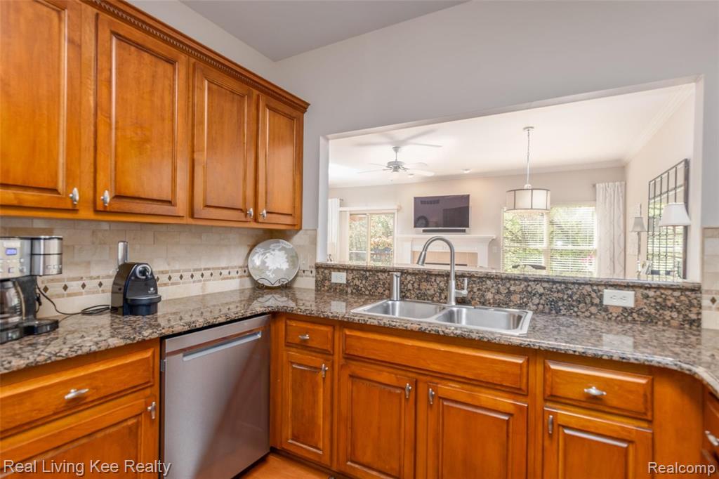 2037 Rochelle Run Rochester Hills, MI 48309 - Photo 12 of 32