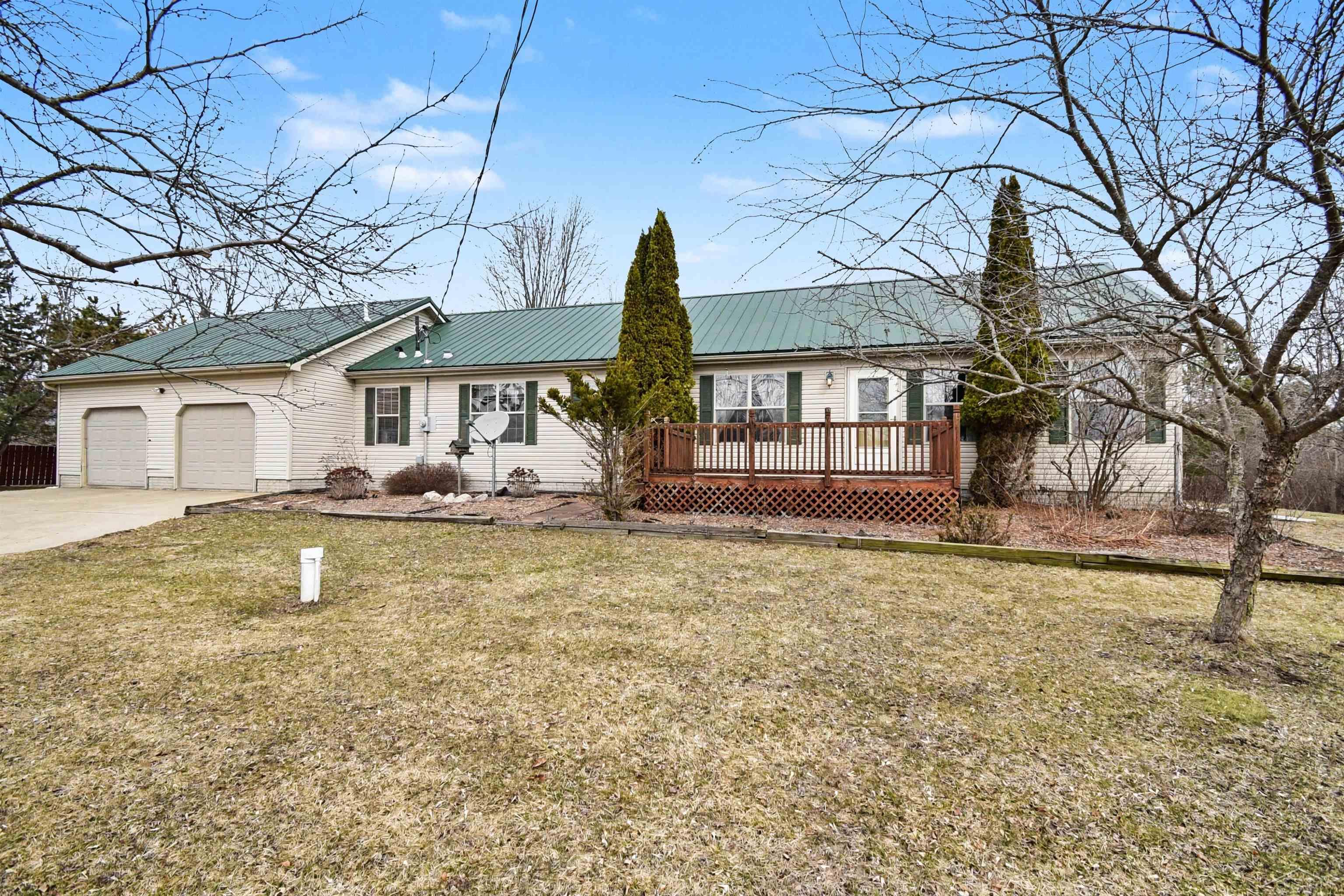 25 East Highwood Road Gladwin, MI 48624 - Photo 2 of 29