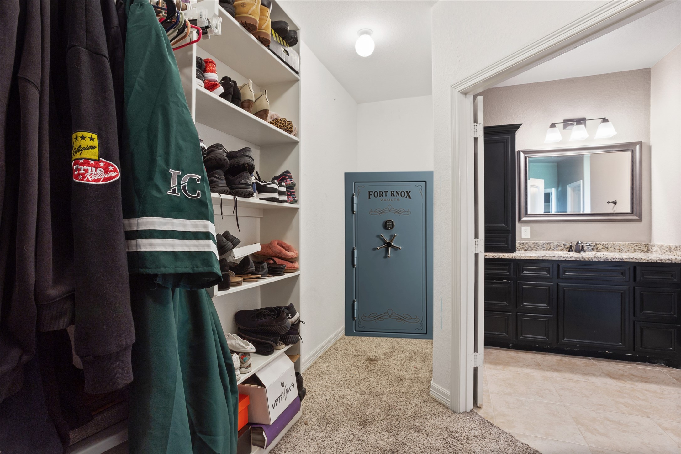 7842 Pebble Hill Lane Rosharon, TX 77583 - Photo 20 of 33 a view of hallway with washer and dryer