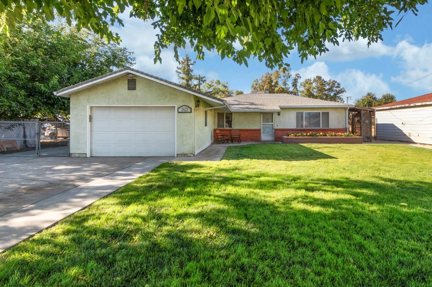 a view of a house with a yard