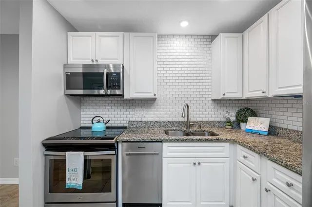 $139,900 | 3295 Fox Chase Circle, Unit 105, Palm Harbor, FL 34683