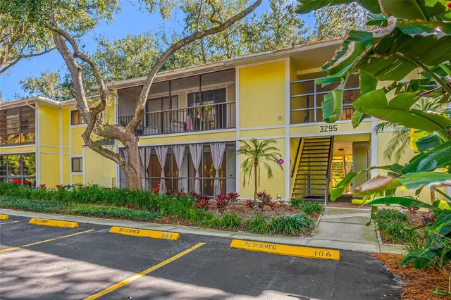 $139,900 | 3295 Fox Chase Circle, Unit 105, Palm Harbor, FL 34683