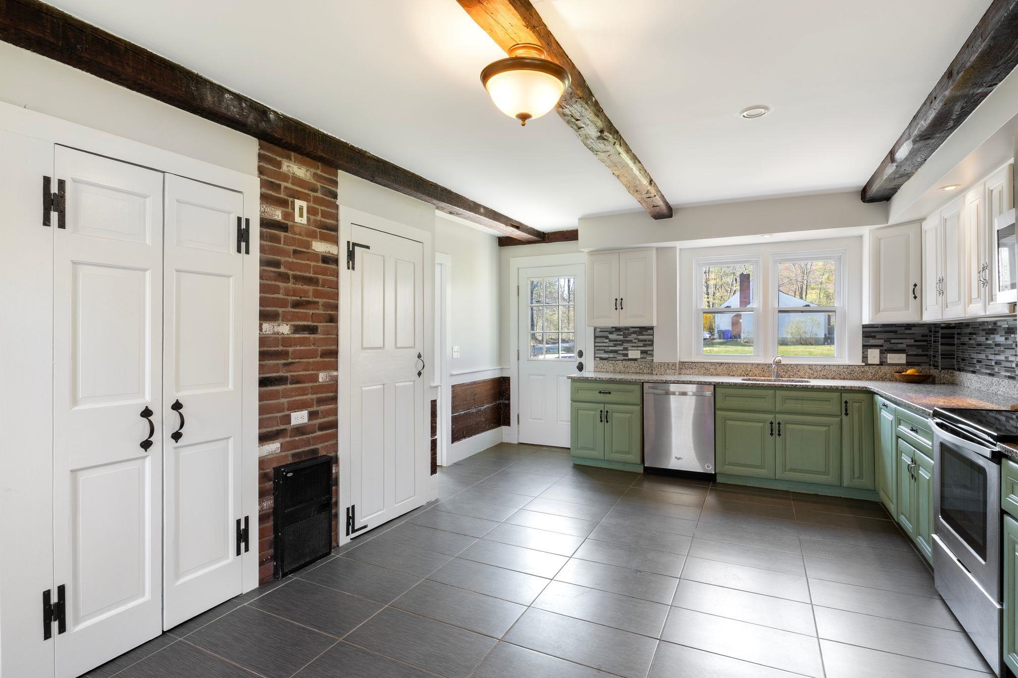 102 Mountain Road Goffstown, NH 03045 - Photo 10 of 34 Gallery Image 10