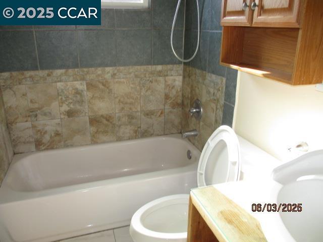207 Thomas Way Pittsburg, CA 94565 - Photo 11 of 26 a bathroom with a sink a toilet and a bathtub