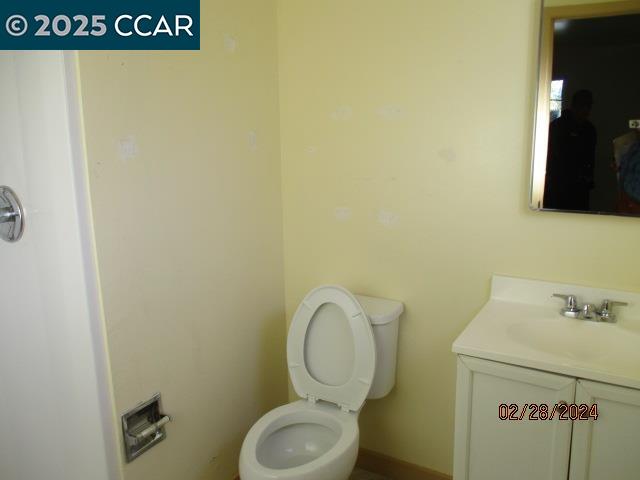 207 Thomas Way Pittsburg, CA 94565 - Photo 18 of 26 a bathroom with a toilet and a sink