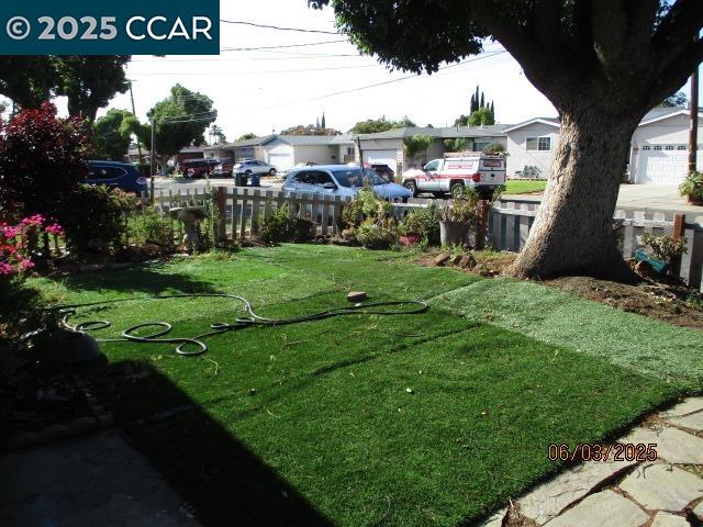 207 Thomas Way Pittsburg, CA 94565 - Photo 3 of 26 a view of a garden