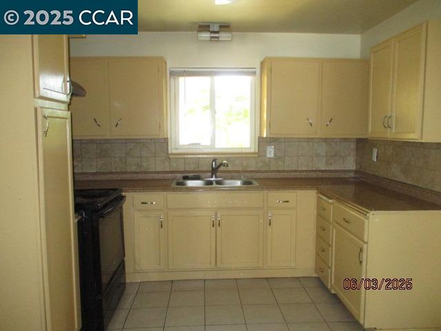207 Thomas Way Pittsburg, CA 94565 - Photo 6 of 26 a kitchen with stainless steel appliances granite countertop a sink and cabinets