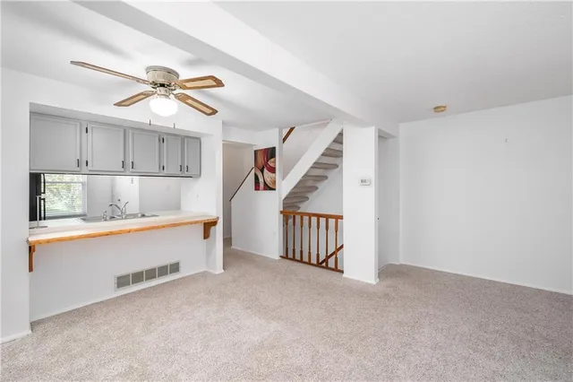 a view of entryway and kitchen