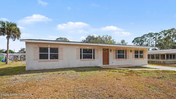 a house view with backyard space