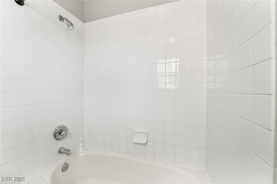 1533 Sabatini Drive Henderson, NV 89052 - Photo 14 of 27 Full bath featuring shower / bathtub combination