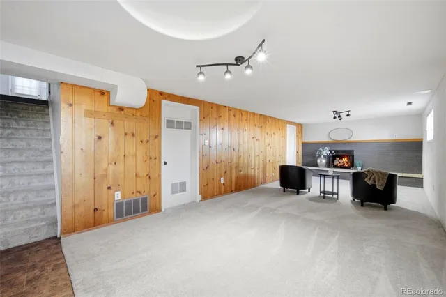 a view of a livingroom with furniture and a ceiling fan