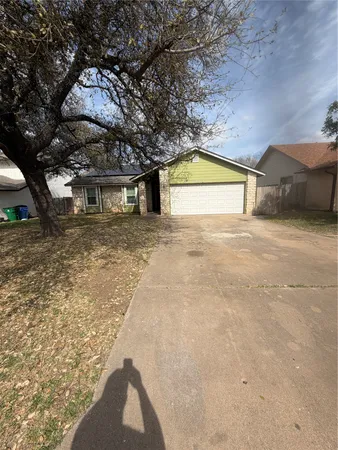 a view of yard with large tree