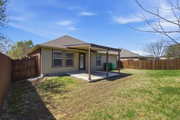 a view of a house with backyard and porch