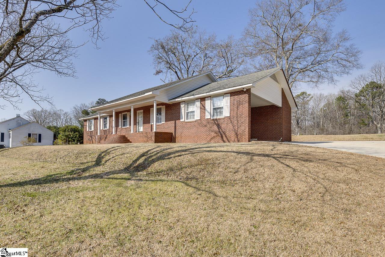 1608 Greenwood Road Laurens, SC 29360 - Photo 3 of 37 Gallery Image 3