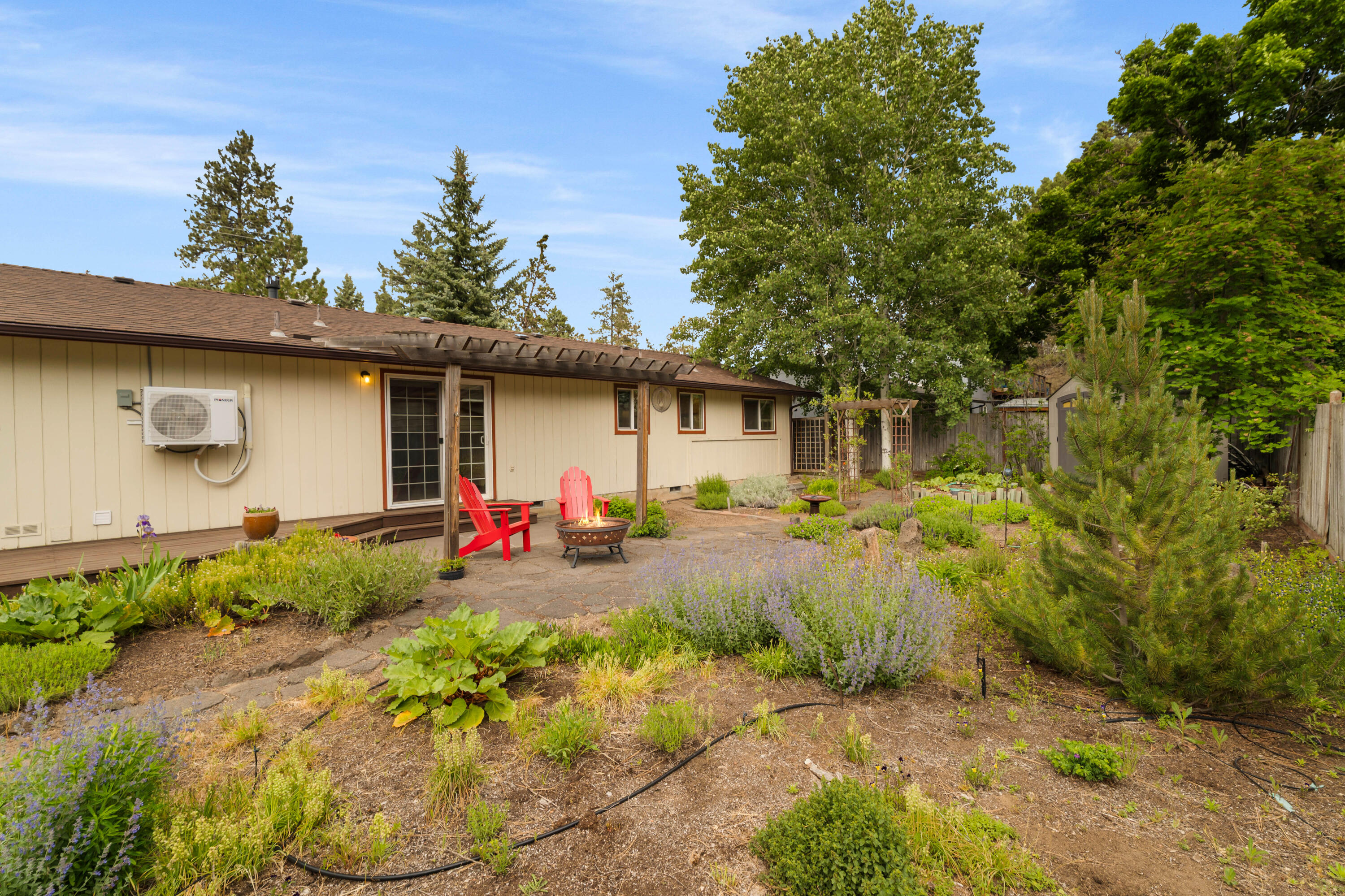 1627 Northeast Bear Creek Road Bend, OR 97702 - Photo 36 of 46 .