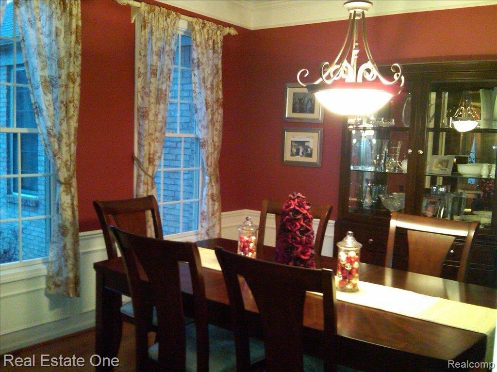 721 Loggers Circle Rochester, MI 48307 - Photo 9 of 24 Dining Room