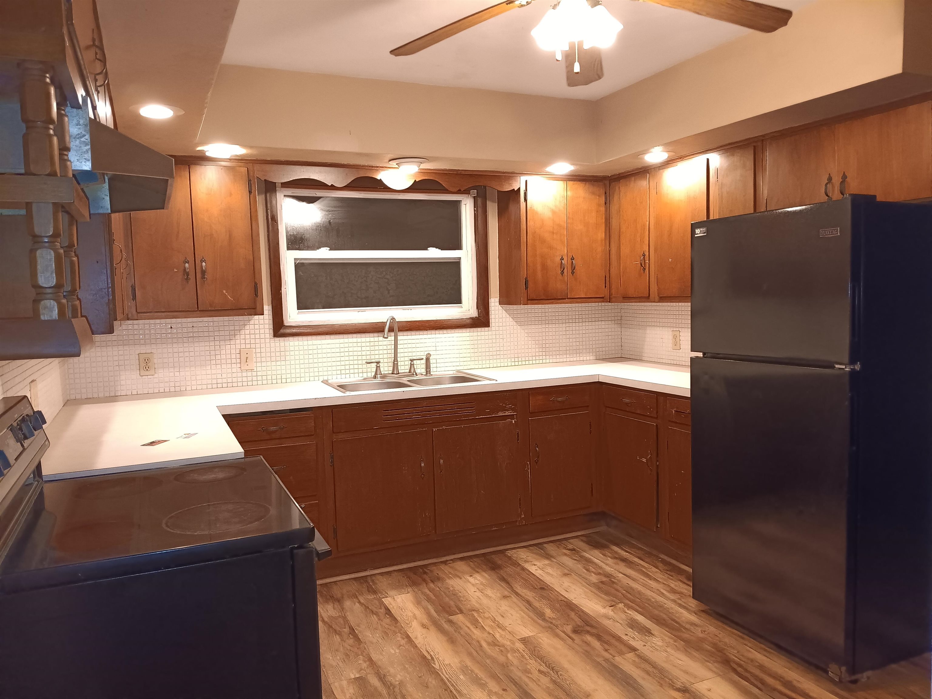 1604 Parkside Court Freeport, IL 61032 - Photo 6 of 11 a kitchen with granite countertop a sink refrigerator and microwave