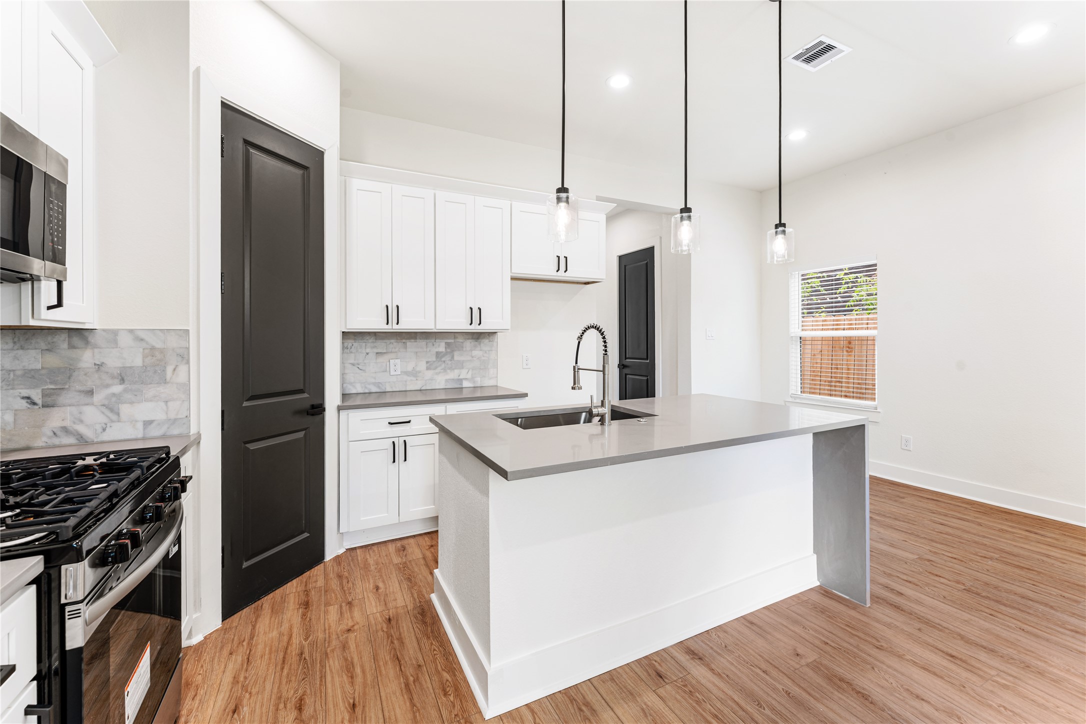 3620 Mt Pleasant Street, Unit A Houston, TX 77021 - Photo 7 of 23 a kitchen with a stove and a refrigerator
