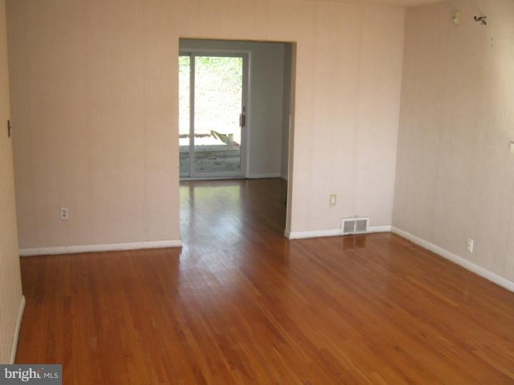 393 Hillside Road Ridley Park, PA 19078 - Photo 4 of 19 Living Room