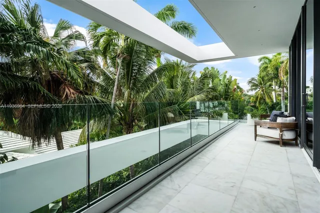 a view of entryway and hall