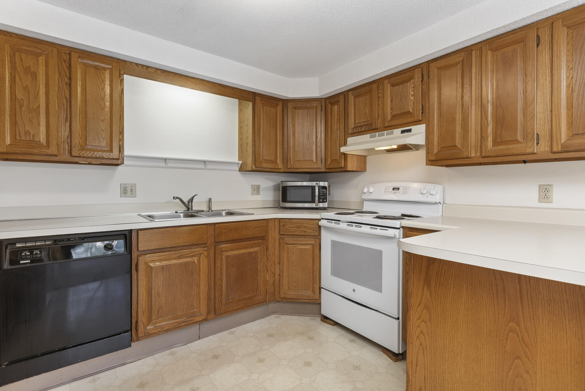 12 Edgecomb Court, Unit 12 Portland, ME 04103 - Photo 10 of 42 12 Edgecomb_W5_17