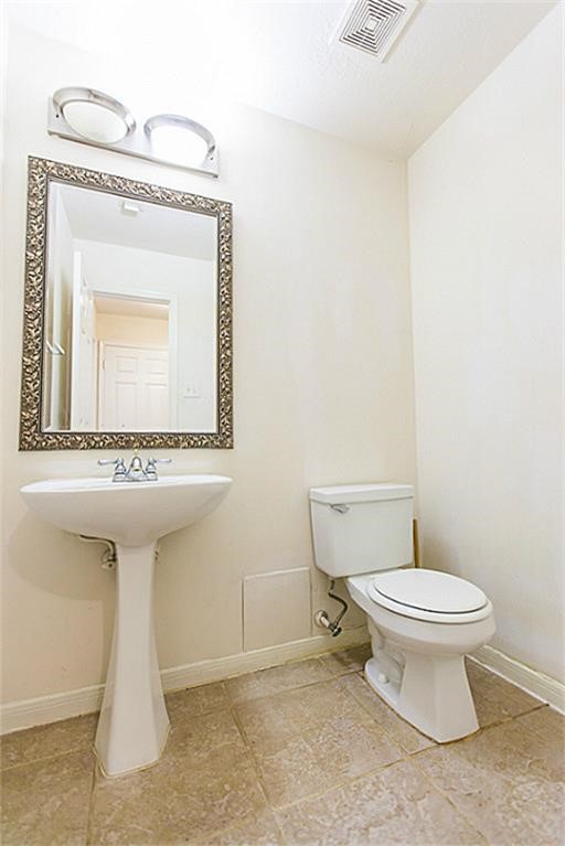 13630 Country Green Court Houston, TX 77059 - Photo 15 of 30 a bathroom with a toilet sink and mirror