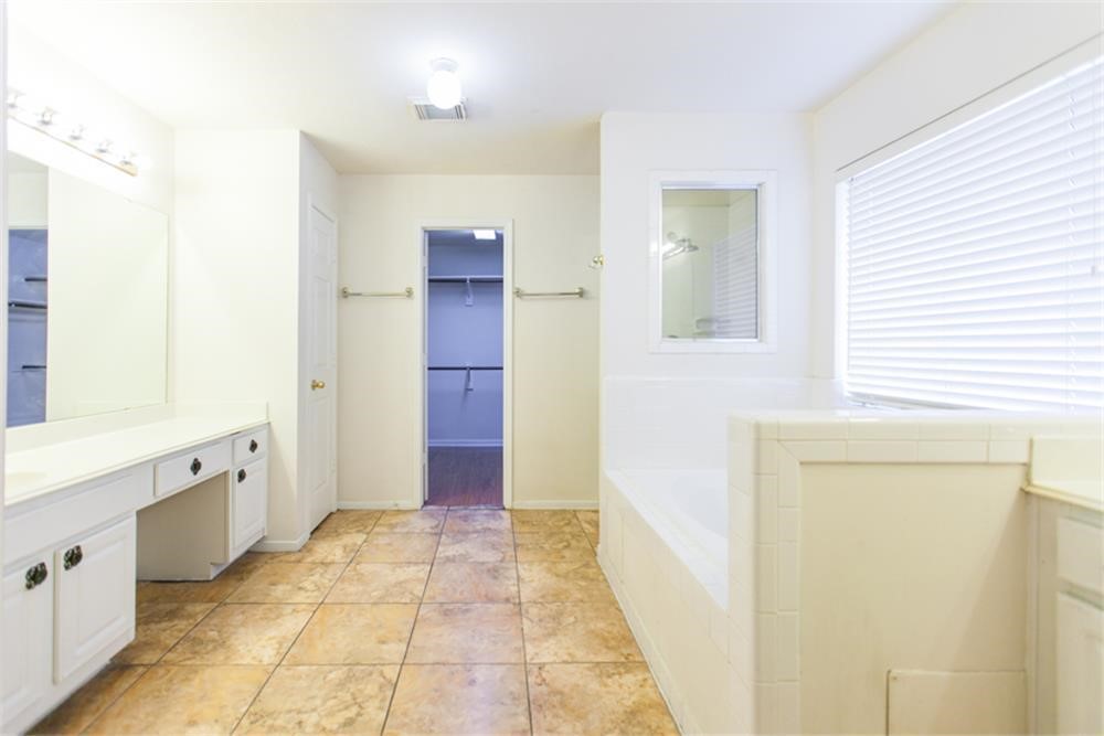 13630 Country Green Court Houston, TX 77059 - Photo 25 of 30 a bathroom with a bathtub and a sink