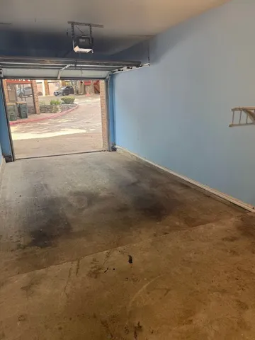 a view of empty room with window