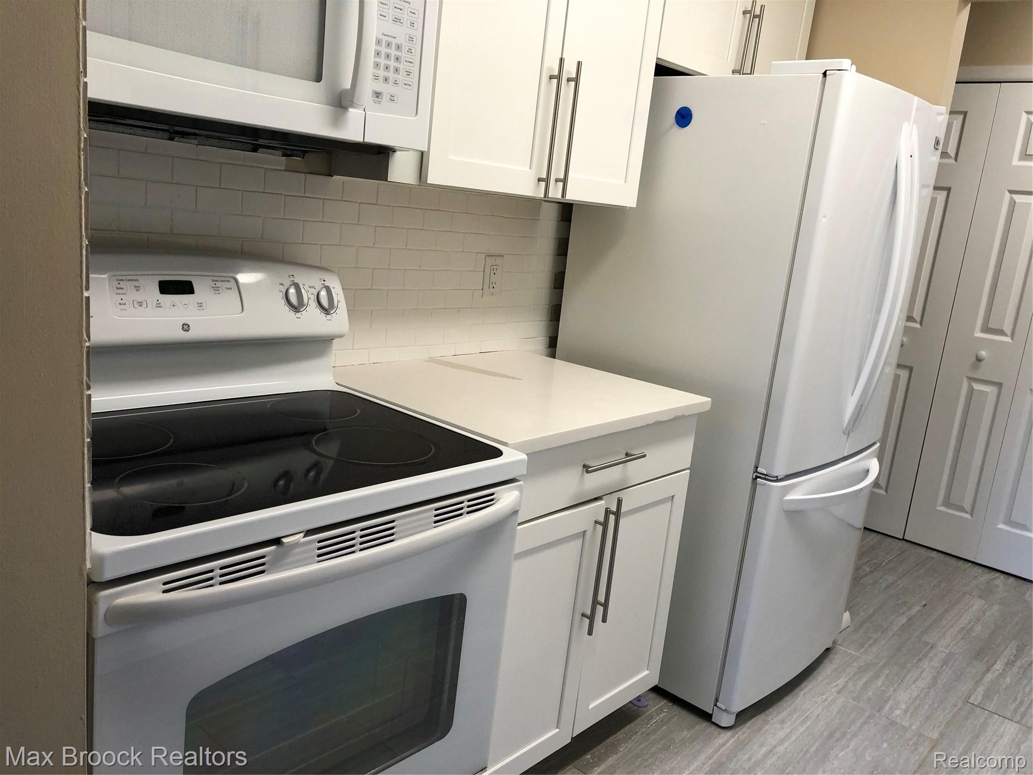 29880 West 12 Mile Road, Unit 812 Farmington, MI 48334 - Photo 3 of 14